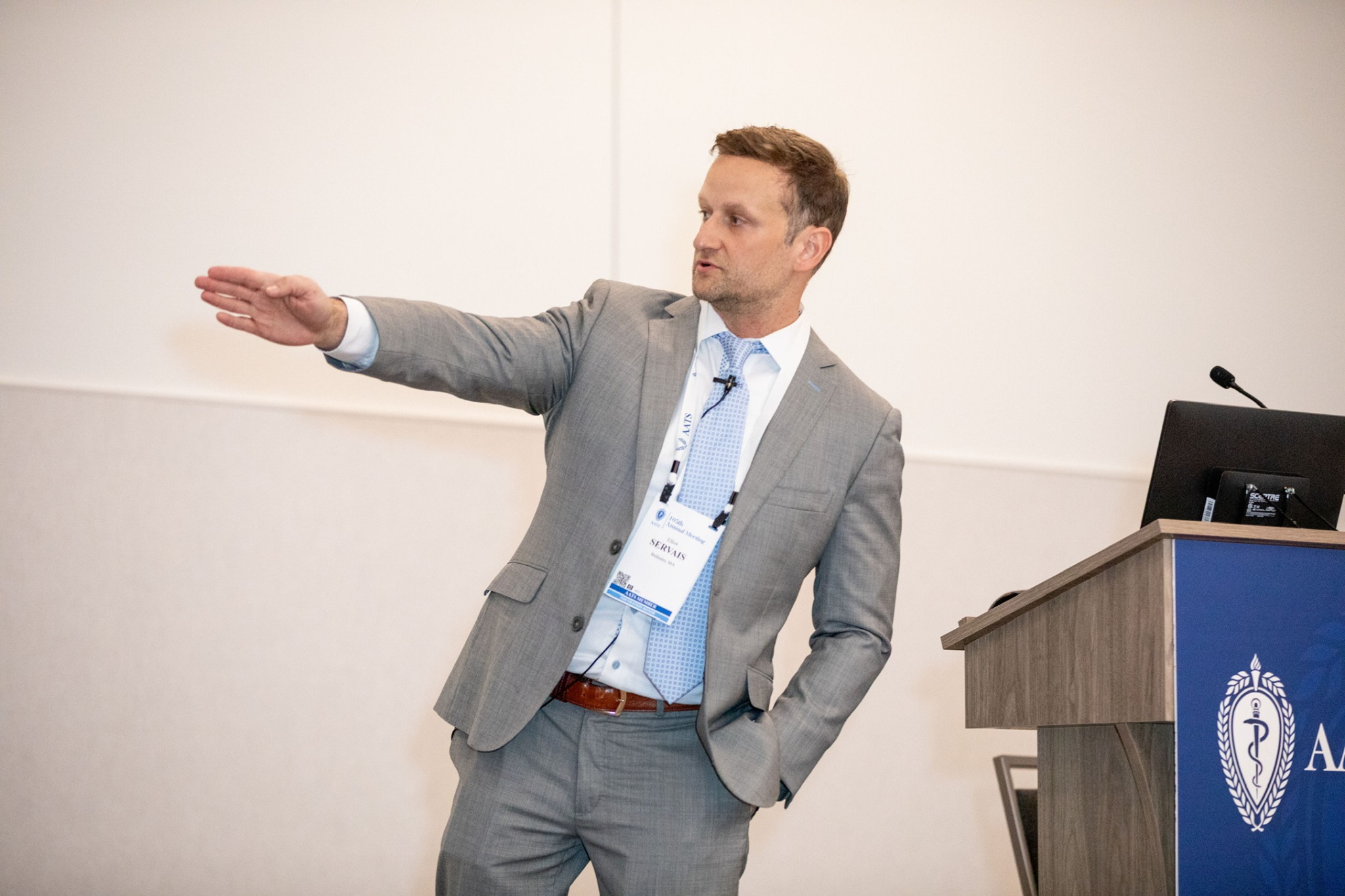 Dr. Elliot Servais presenting at a surgical education meeting